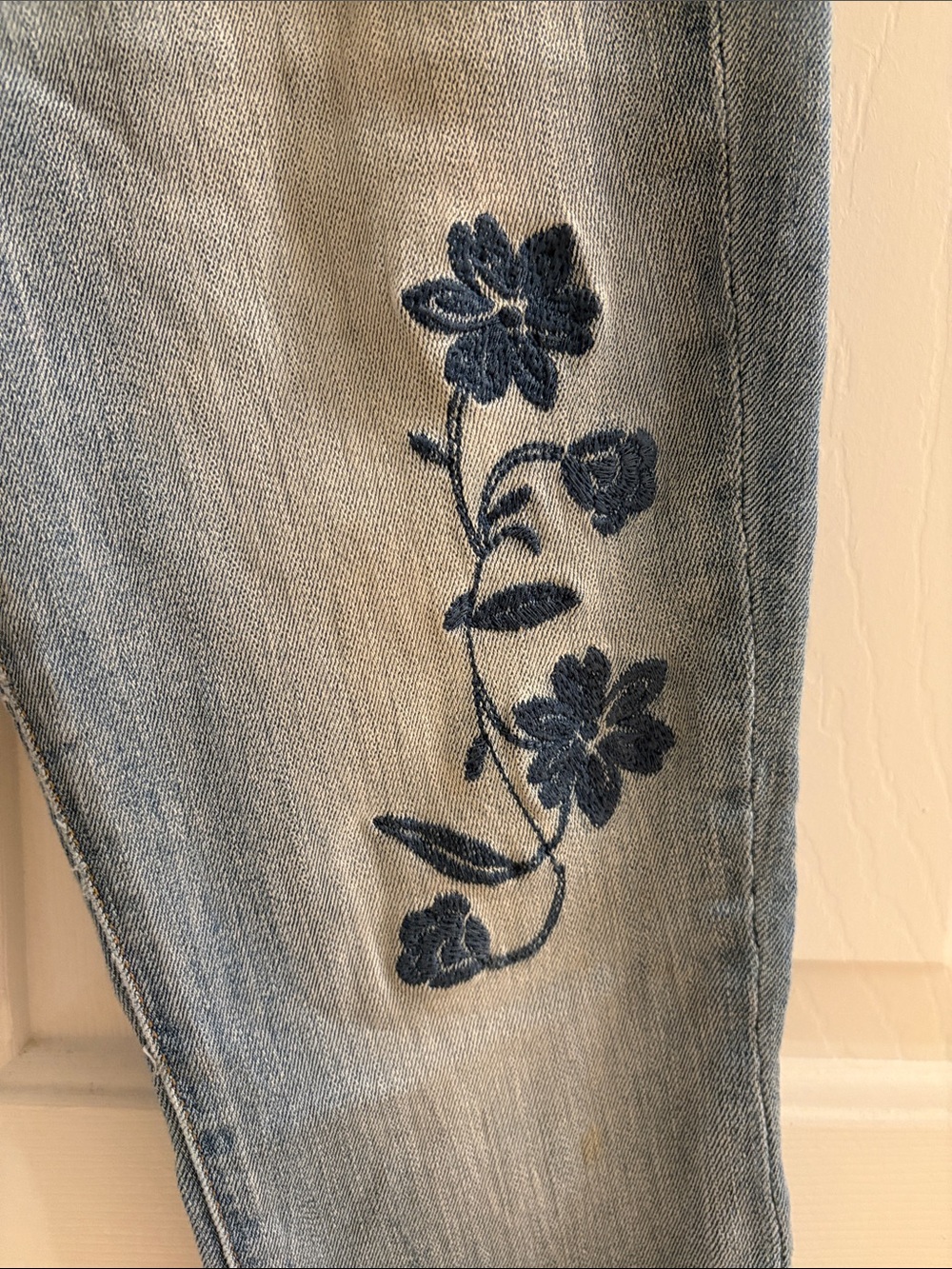 Tommy Hilfiger Light Blue Embroidered Floral Women’s Capri Jeans - Picture 3 of 8